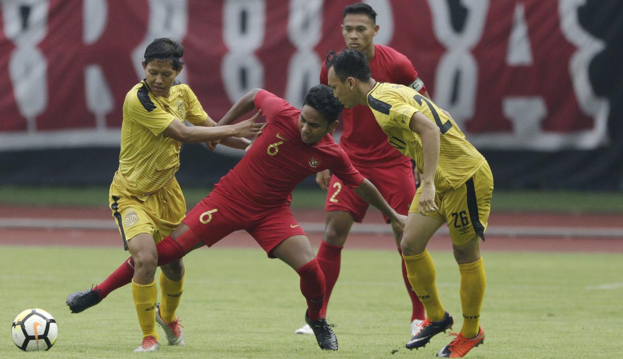 Gelandang Timnas Indonesia U-22, Rafi Syaharil, berebut bola dengan gelandang Bhayangkara FC, Adam Alis, pada laga uji coba di Stadion Patriot, Bekasi, Rabu (6/2). Keduanya bermain imbang 2-2. (Bola.com/Yoppy Renato)