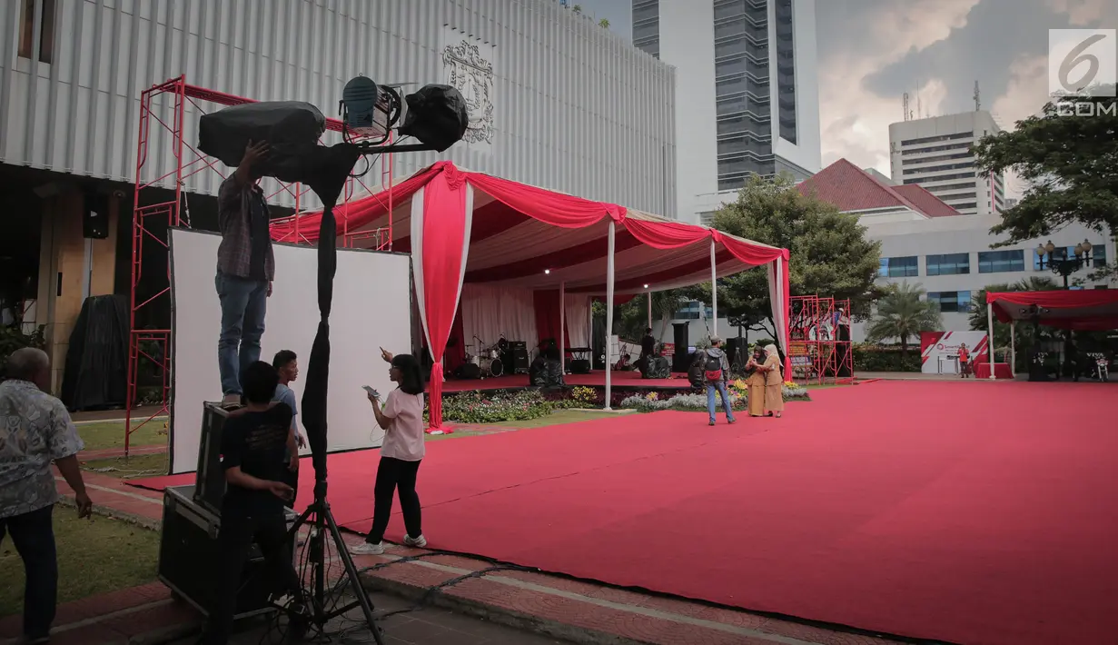 Satu unit panggung dipersiapkan di halaman Balai Kota DKI Jakarta, Senin (16/10). Nantinya panggung tersebut akan digunakan untuk pidato Gubernur dan Wakil Gubernur DKI periode 2017-2022, Anies Baswedan dan Sandiaga Uno. (Liputan6.com/Faizal Fanani)