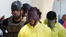 Militer Irak mengawal sejumlah pria yang diduga militan ISIS saat akan konferensi pers di Baghdad, Irak (7/9). Militer Irak menangkap beberapa militan ISIS usai kembali merebut wilayah yang dikuasai. (REUTERS/Khalid al Mousily)