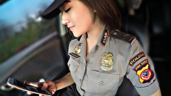 Hasil gambar untuk polwan cantik seksi indonesia
