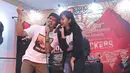 Penampilan vokalis Rocket Rockers, Aska bersama Midnight Quickie seusai rilis album ke-6 di kawasan Tebet, Jakarta, Rabu (18/10). Album ke-6 Rocket Rockers berjudul Cheers From Rocket Rockers. (Liputan6.com/Herman Zakharia)