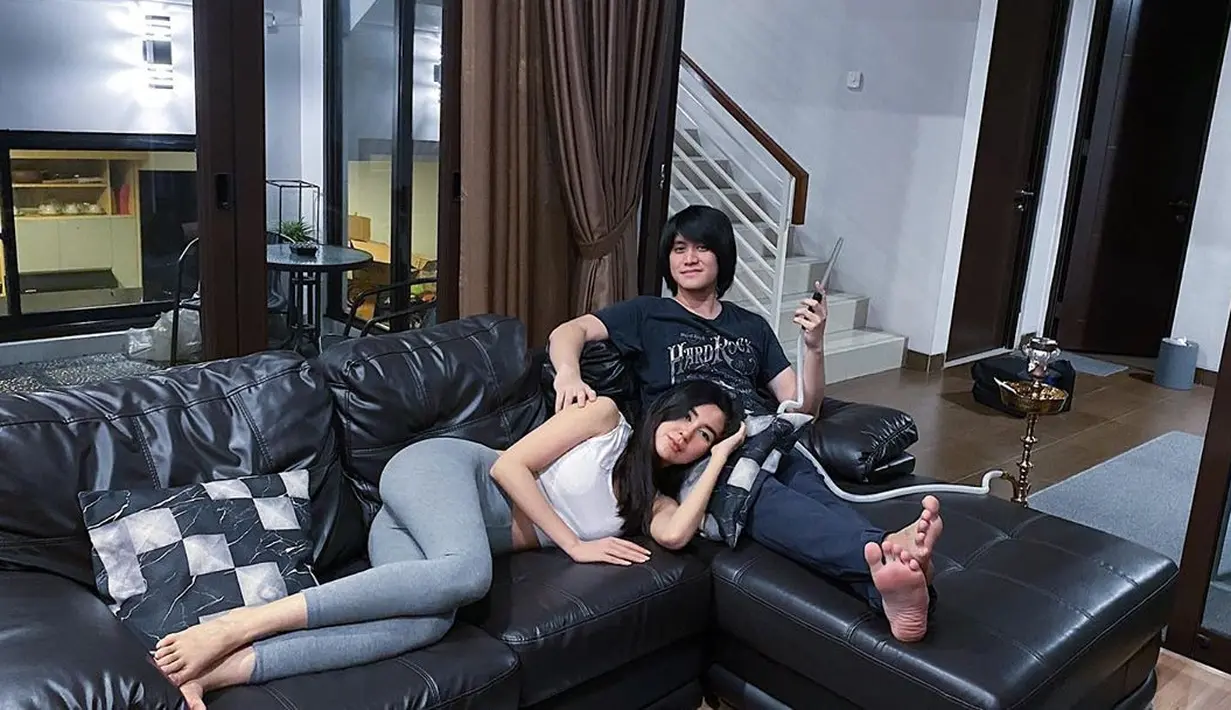 Bicara soal ditundanya pernikahan Kevin dan Vicy sejak beberapa waktu lalu, Memes mengatakan jika tidak ada hambatan lagi, anaknya akan menikah di tahun ini. Meskipun untuk tanggalnya belum dipastikan. (Instagram/kevinaprilio)