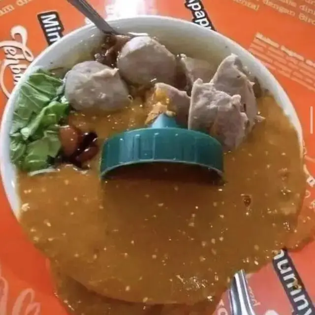 10 Potret Orang Apes Pakai Saus dan Sambal Ini Bikin Kasihan