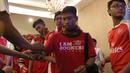 Suporter Arsenal saat akan memasuki arena nonton bareng Liga Premier Inggris antara Chelsea melawan Arsenal di Hotel Amaroossa Grande, Bekasi. Sabtu (19/9/2015). (Bola.com/Arief Bagus)