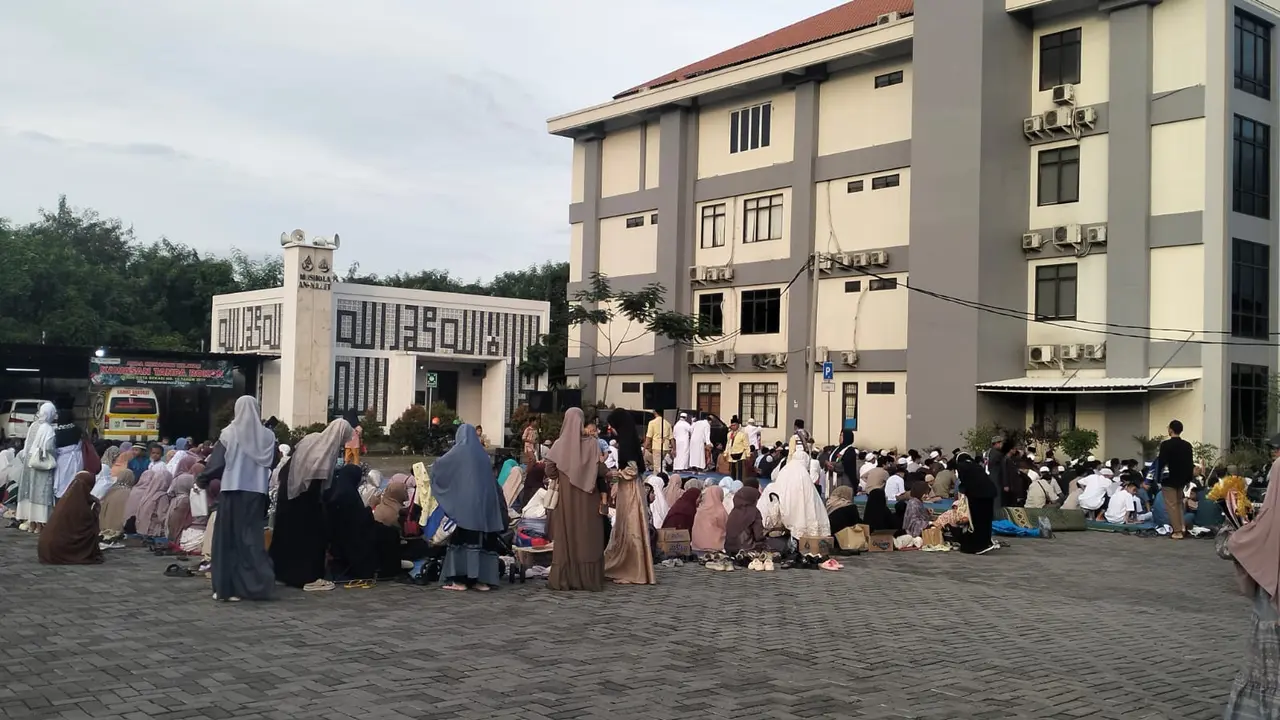 Ratusan warga melaksanakan sholat Idul Fitri 1446 H di halaman Kantor Dinas Kesehatan Kota Bekasi, Jalan Pangeran Jayakarta, Harapan Mulya, Medansatria, Kota Bekasi, Jawa Barat, Minggu (30/3/2025). (Istimewa)