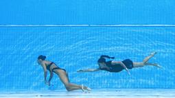 Sang pelatih, Adrea Fuentes yang mengetahui kejadian itu langsung terjun ke dasar kolam untuk menyelamtkan Anita Alvarez. (AFP/Oli Scarff)