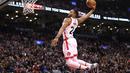 Aksi pemain Toronto Raptors, Norman Powell #24 melakukan dunks saat melawan Los Angeles Lakers pada laga NBA di Air Canada Centre, (2/12/2016). Raptors Menang 113-80. (Reuters/Tom Szczerbowski-USA TODAY Sports)