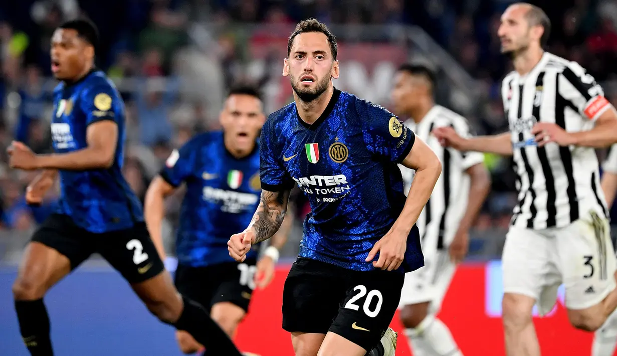 Hakan Calhanoglu menjadi salah satu penentu kemenangan Inter Milan pada laga final Coppa Italia 2021/2022 melawan Juventus. Ia berhasil melakukan tugasnya dengan baik saat ditunjuk sebagai eksekutor penalti dan membuat skor menjadi imbang 2-2 hingga waktu normal usai. (AFP/Isabella Bonotto)