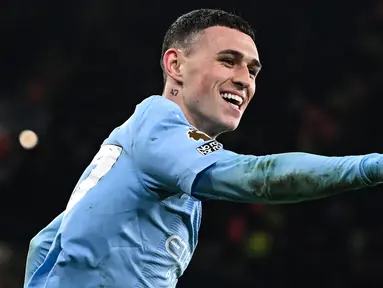 Gelandang Manchester City, Phil Foden baru saja menyamai catatan 3 legenda Premier League dengan torehan 3 kali hattrick di Premier League. Hattrick ketiganya di Premier League terjadi ke gawang Aston Villa pada laga pekan ke-31 Premier League 2023/2024 (3/4/2024) di mana Man City menang 4-1. Berikut ini ketiga legenda yang rekornya disamai oleh Phil Foden. (AFP/Paul Ellis)