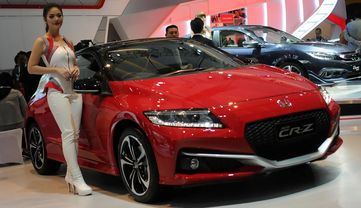 Model berpose disamping mobil Honda yang dipamerkan di Indonesia Internasional Motor Show 2016 di JIEXPO Kemayoran Jakarta, Kamis (7/4/2016). Honda tipe New CRZ ini dibanderol 538 juta rupiah on the road. (Liputan6.com/Helmi Fithriansyah)