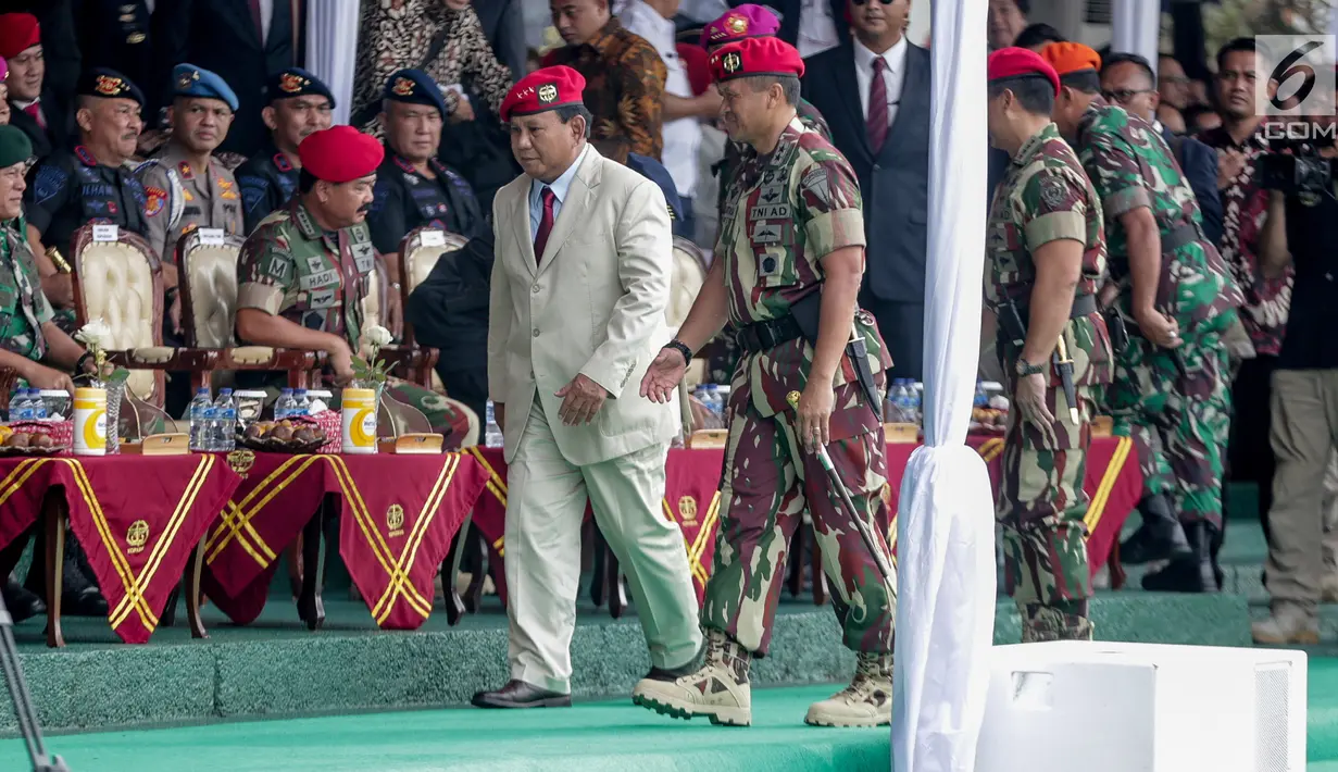 Mantan Danjen Kopassus, Prabowo Subianto menghadiri peringatan HUT ke-67 Komando Pasukan Khusus (Kopassus) di Cijantung, Jakarta Timur, Rabu (24/4/2019). Acara itu juga dihadiri oleh para kepala staf TNI, dan Panglima TNI Marsekal TNI Hadi Tjahjanto. (Liputan6.com/Faizal Fanani)