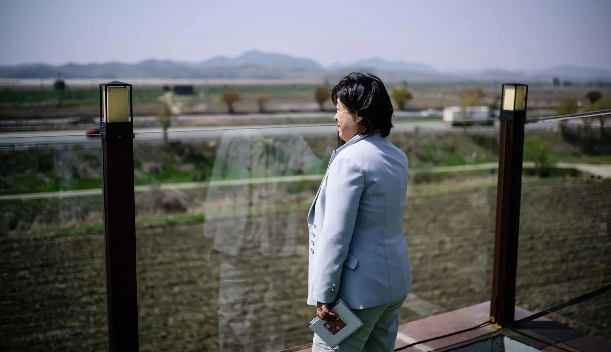 Kafe ini dibangun kurang dari dua kilometer dari perbatasan Korea Utara di Paju, sebelah utara Seoul, Korea Selatan. Tampak dalam foto yang diambil pada tanggal 24 April 2025 menunjukkan pendiri kafe Daonsoop, Lee Oh-sook saat memandang ke arah pegunungan Korea Utara dari tempat usahanya, di Paju, sebelah utara Seoul, Korea Selatan. (ANTHONY WALLACE/AFP)