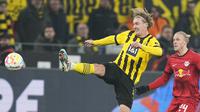 Gelandang Borussia Dortmund, Julian Brandt berebut bola dengan gelandang RB Leipzig, Xaver Schlager dalam laga pekan ke-23 Bundesliga atau Liga Jerman 2022/2023 di Signal Iduna Park, Sabtu (4/3/2023) dini hari WIB. Kemenangan ini memperpanjang rekor sempurna Dortmund di tahun 2023 menjadi delapan kali beruntun di Bundesliga. (AP Photo/Martin Meissner)