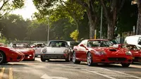 Jalanan di Singapura kini disesaki oleh deretan mobil sport klasik Ferrari dan Porsche.