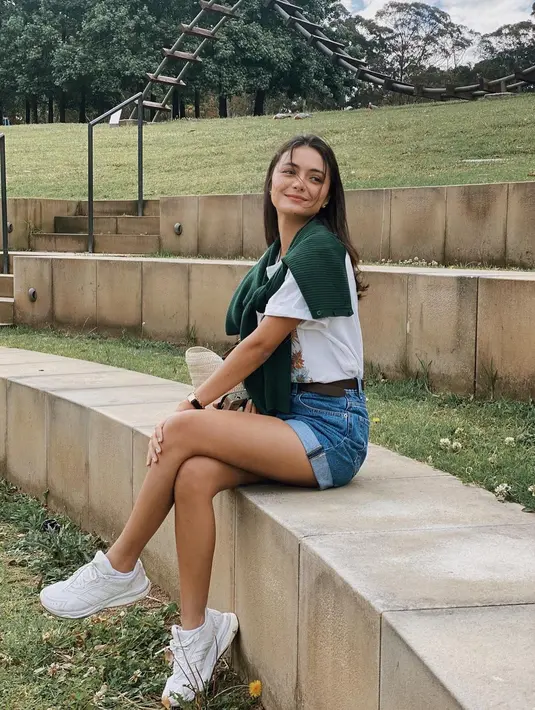 "Seneng banget sih karena setelah berapa tahun kita pandemi, bisa kumpul sama keluarga, sama temen-temen juga," ungkap Amanda saat ditemui di kawasan SCBD, Jakarta Selatan, Rabu (12/4) dilansir dari Kapanlagi. [Instagram/amandarawles]