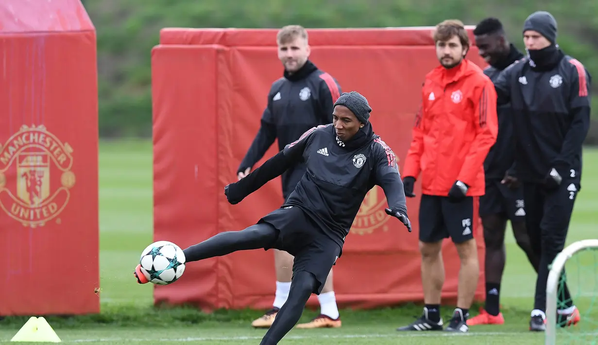 Bek Manchester United, Ashley Young, menendang bola saat berlatih di kompleks latihan dekat Carrington, Manchester, Selasa (21/11/2017). MU akan melawan Basel pada lanjutan Liga Champions. (AFP/Paul Ellis)