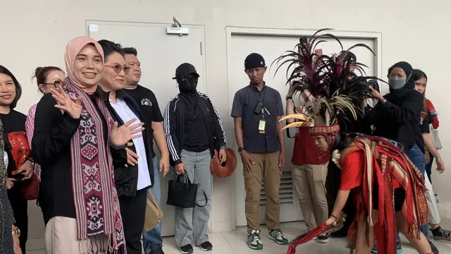Istri calon presiden (Capres) nomor urut 3 Ganjar Pranowo, Siti Atikoh melanjutkan safari politiknya di Kota Manado, Sulawesi Utara, pada Selasa (16/1/2024).