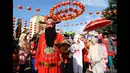 Ribuan warga Surakarta, Indonesia, ikut serta dalam festival Grebeg Sudiro yang digelar jelang perayaan Imlek. (shanghaiist.com)