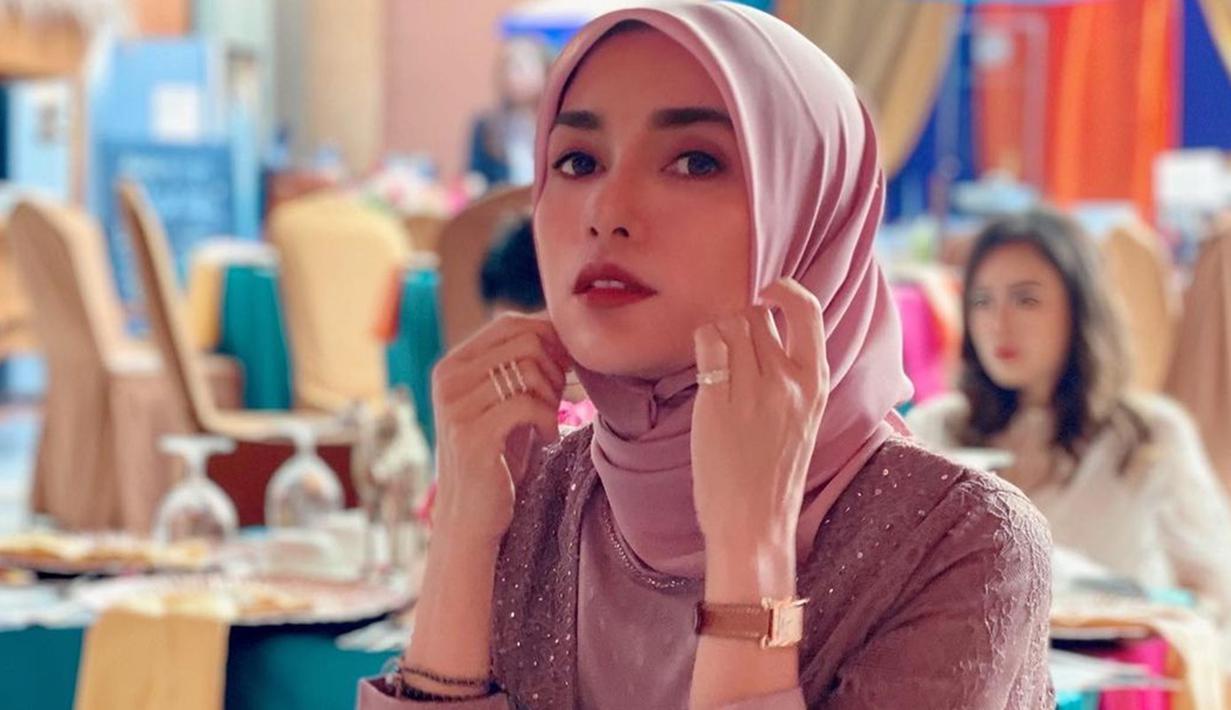 <p>Hadiri acara pengajian, wanita 41 tahun itu tampil berbeda dari biasanya dengan mengenakan hijab. Memakai gamis pink, Ussy melengkapi penampilannya dengan hijab bernuansa senada. Penampilan artis yang juga pengusaha ini pun menjadi perhatian netizen yang mendoakan agar ia bisa istiqomah berhijab. (Liputan6.com/IG/@ussypratama)</p>