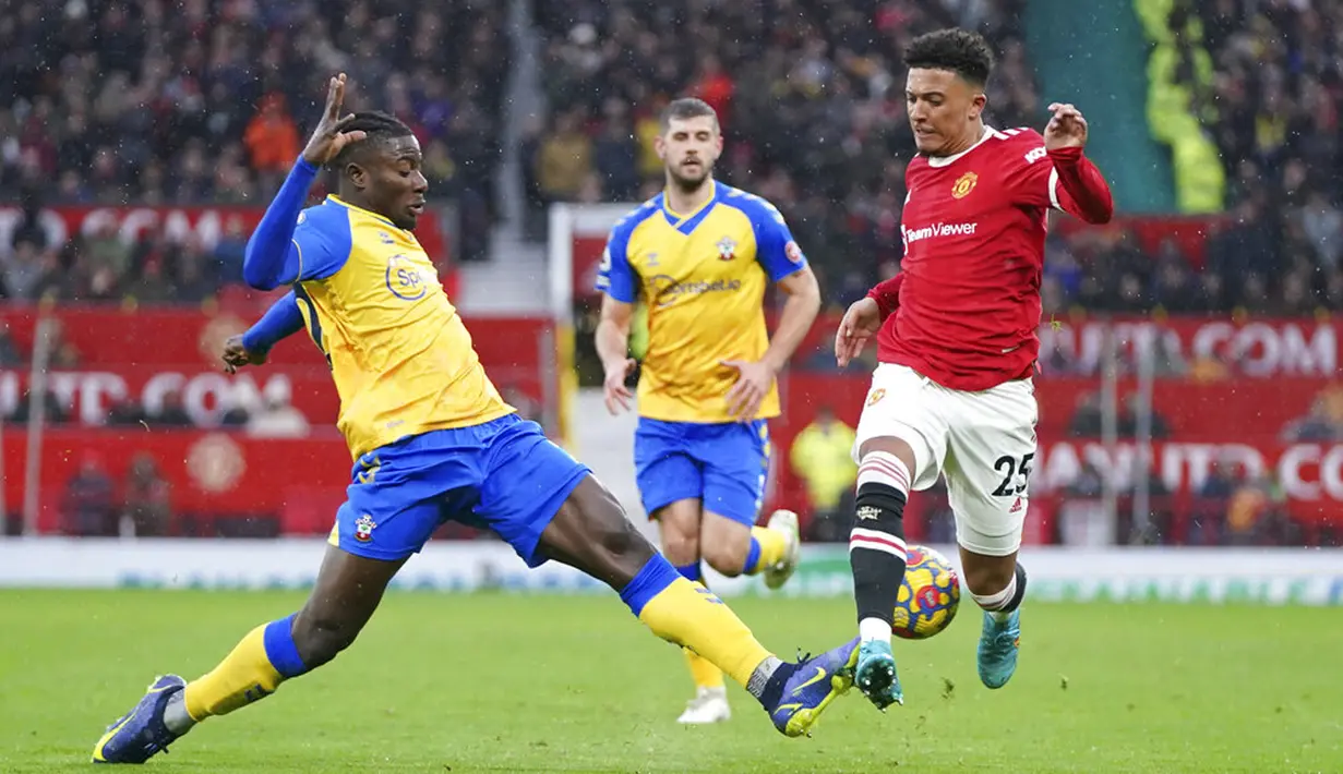 Pemain Southampton Mohammed Salisu (kiri) menghadang pemain Manchester United Jadon Sancho pada pertandingan sepak bola Liga Inggris di Stadion Old Trafford, Manchester, Inggris, 12 Februari 2022. Pertandingan berakhir dengan skor 1-1. (AP Photo/Jon Super)
