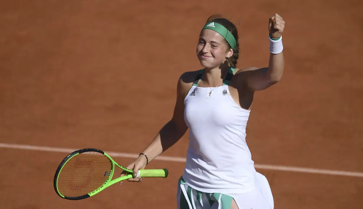 Petenis Latvia, Jelena Ostapenko, melakukan selebrasi usai mengalahkan petenis Swiss, Timea Bacsinszky di semifinal Prancis Terbuka di Roland Garros, Paris Jumat (9/6/2017). Jelena Ostapenko menang dengan skor 7-6(4), 3-6, 6-3. (AFP/Gabriel Bouys)