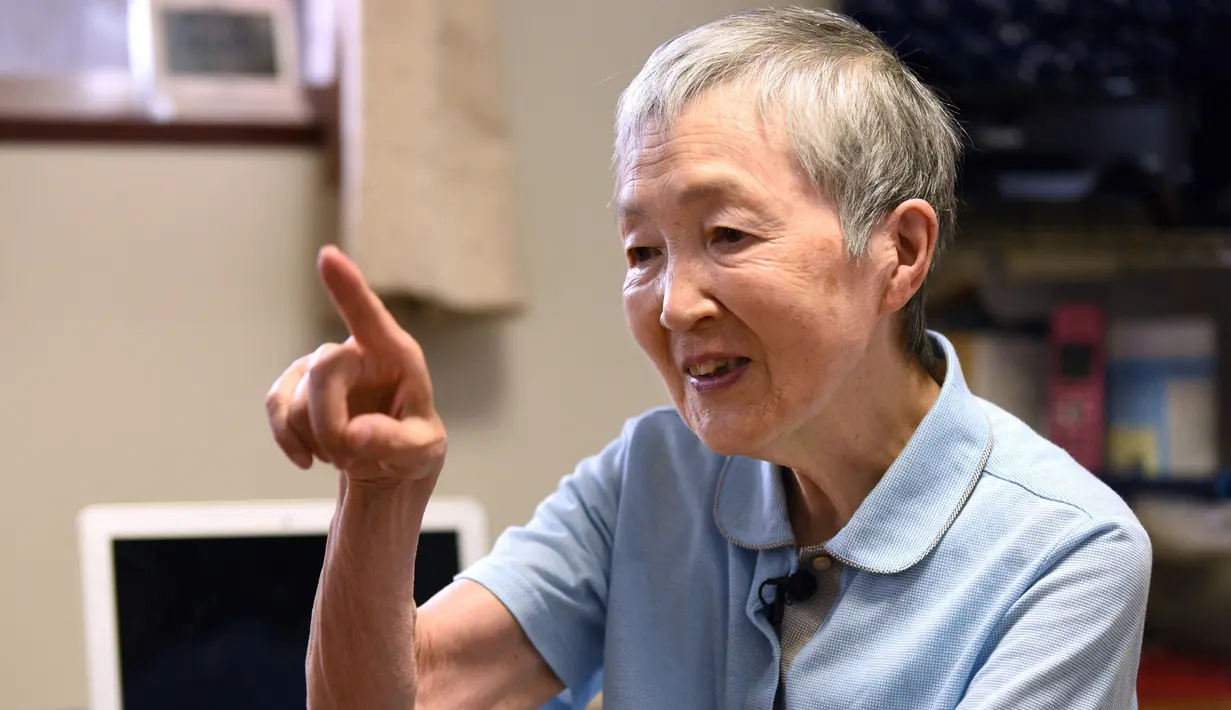 Masako Wakamiya melakukan wawancara di rumahnya daerah Fujisawa, Prefektur Kanagawa, Jepang, 13 Juli 2017. Nenek 82 tahun itu menciptakan aplikasi yang ditujukan bagi para manula sehingga mereka bisa menikmati kecanggihan smartphone. (Kazuhiro NOGI/AFP)