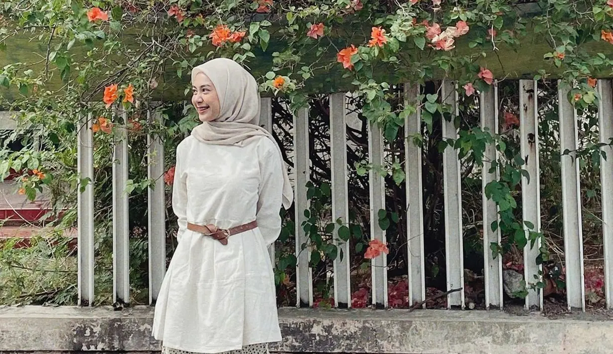 Alumni UGM ini memang memiliki gaya penampilan yang modis. Ia sangat pintar padu padankan pakaian yang ia kenakan. Tak heran, postingan Dianty Annisa di Instagram selalu banjir like dan komentar dari netizen. (Liputan6.com/IG/@diantyy.a)