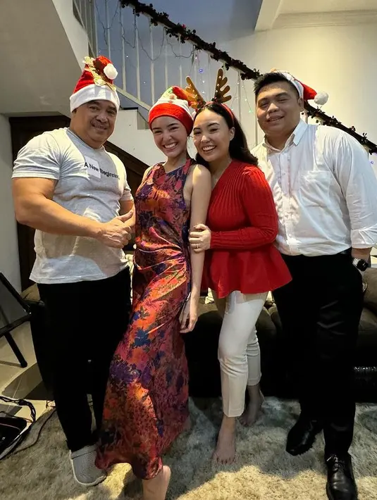 Saat Merayakan Natal tahun ini, Amanda Manopo terlihat mengenakan dress panjang warna kemerahan dengan motif bunga. Dress tersebut memiliki model sleeveless. [@angelicamanopo]