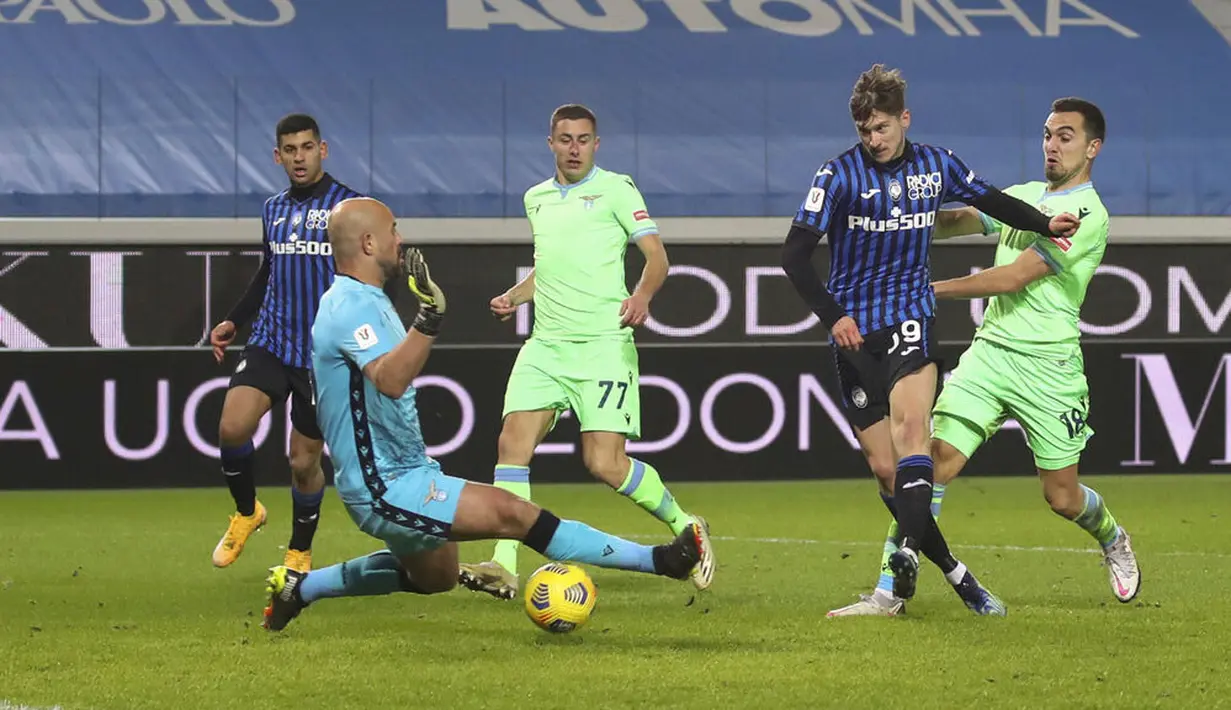 Pemain Atalanta, Aleksej Miranchuk, mencetak gol ke gawang Lazio pada laga Coppa Italia di Stadion Gewiss, Rabu (27/1/2021). Atalanta menang dengan skor 3-2. (Stefano Nicoli/LaPresse via AP)