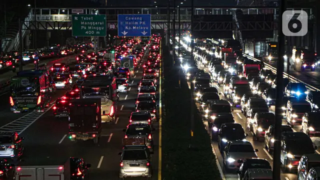 FOTO: Pegawai WFO, Jalanan Ibu Kota Kembali Macet