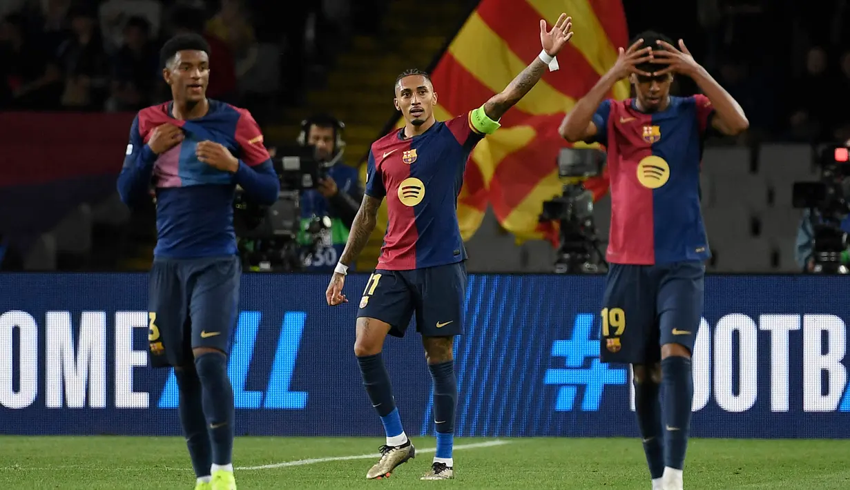 Barcelona mengunci keunggulan di babak pertama dengan skor 3-1 setelah pada menit ke-45 Raphinha kembali membobol gawang Bayern Munchen yang dikawal Manuel Neuer. (Josep LAGO/AFP)