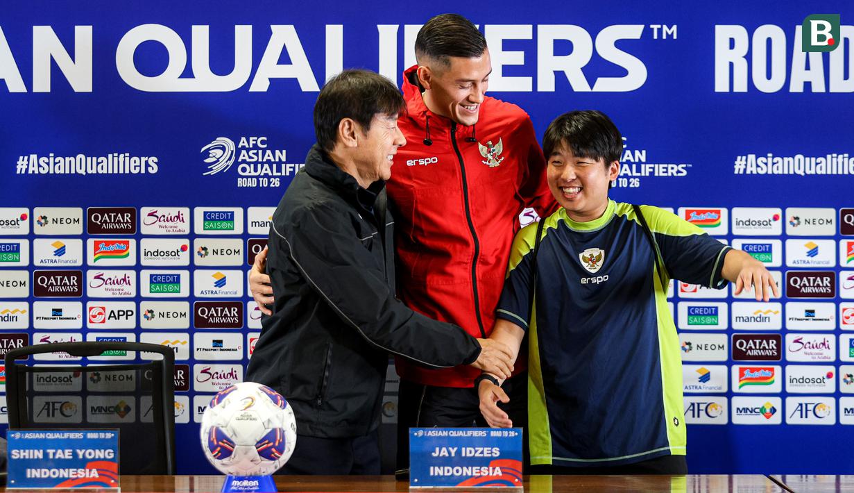 <p>Pelatih Timnas Indonesia, Shin Tae-yong (kiri) mengajak penerjemahnya Jeong Seok-seo atau Jeje untuk berfoto bersama dengan Jay Idzes saat konferensi pers menjelang laga lanjutan putaran ketiga grup C Kualifikasi Piala Dunia 2026 melawan Jepang di Stadion Utama Gelora Bung Karno (SUGBK), Senayan, Jakarta, Kamis (14/11/2024). (Bola.com/Bagaskara Lazuardi)</p>
