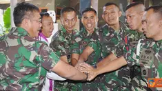 Citizen6, Cilandak: Komandan Korps Marinir Mayor Jendral TNI (Mar) M Alfan Baharudin memberikan uang pembinaan kepada masing-masing cabang olah raga dalam acara syukuran di  Lapangan Tembak Marinir Sukarno, Cilandak. (Pengirim: Marinir)