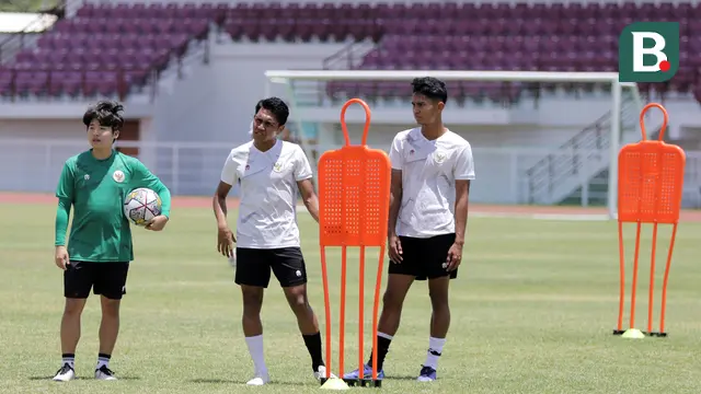 Foto: Timnas Indonesia U-20 Latihan Dibawah Sinar Terik, Marselino Ferdinan Kena Tendang Shin Tae-yong