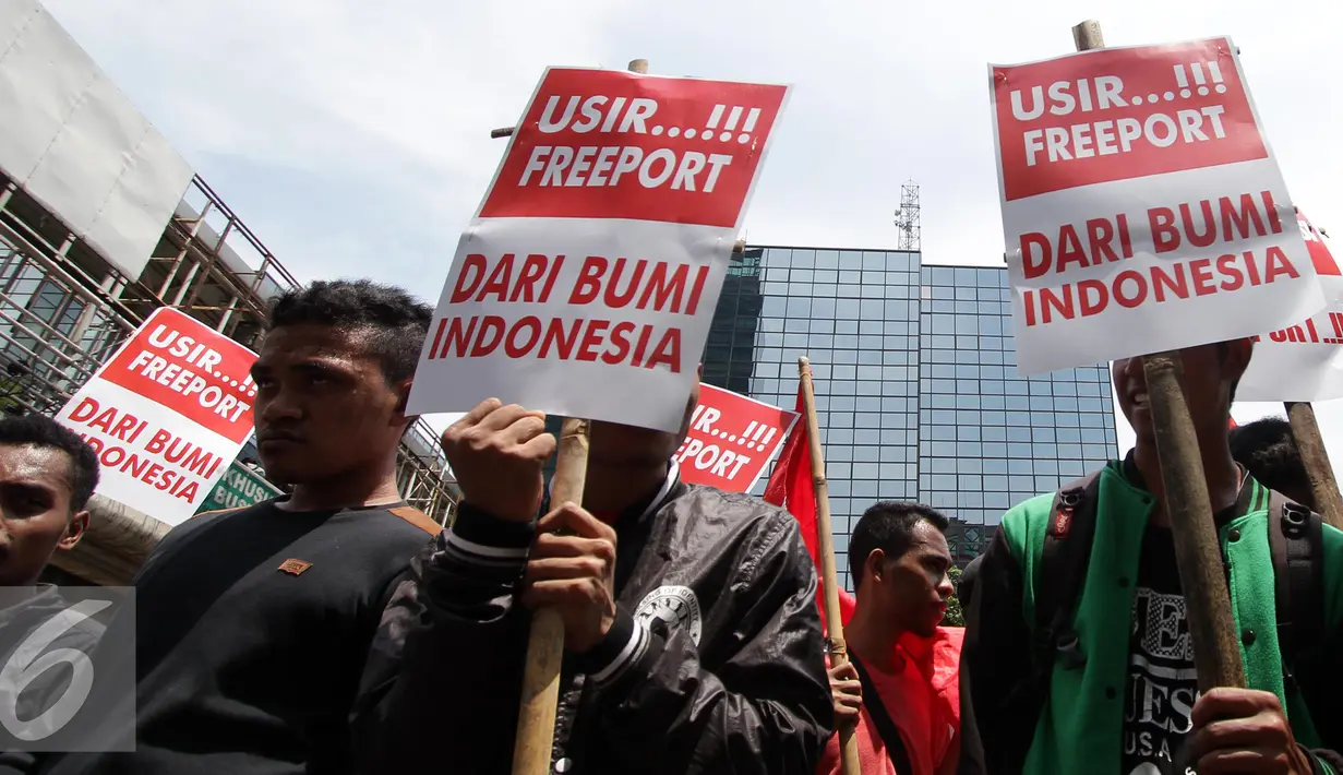 Sejumlah demonstran membawa spanduk saat menggelar aksi unjuk rasa di depan kantor Freeport, Jakarta, Rabu (26/11). Dalam aksinya mereka menuntut agar pemerintah tidak memperpanjang kontrak dengan Freeport. (Liputan6.com/Helmi Afandi)