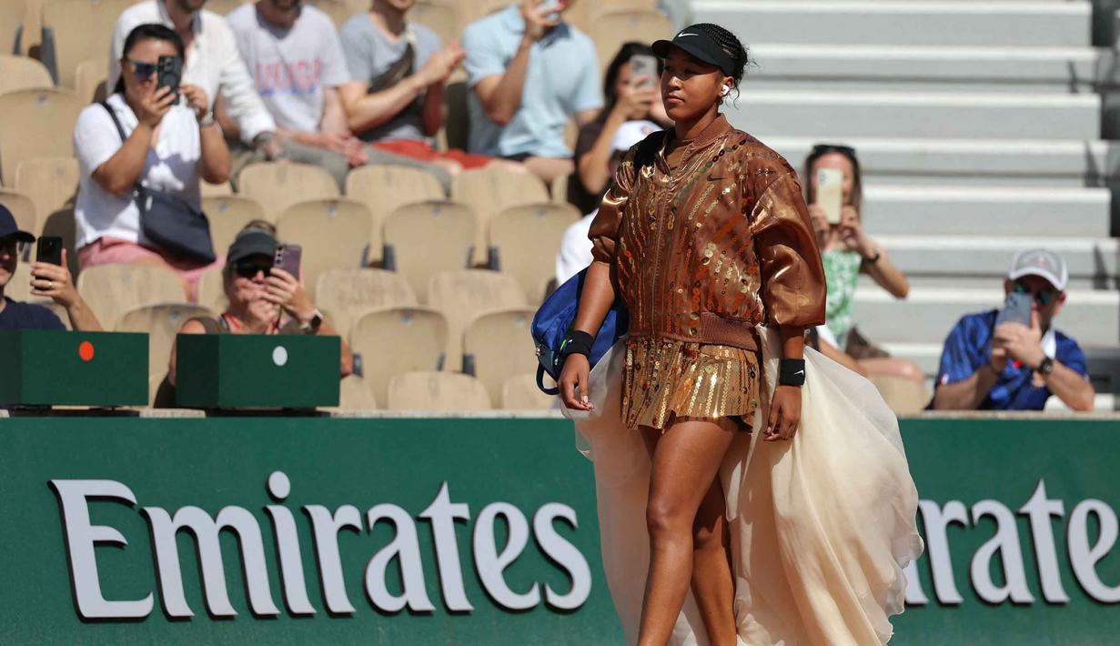 Naomi Osaka dari Jepang tiba sebelum pertandingan tunggal putri melawan Donna Vekic (Kroasia) pada hari ke-5 turnamen Prancis Terbuka 2026 di Lapangan Simonne-Mathieu, Kompleks Roland-Garros, Paris pada Kamis 28 Mei 2026. (Thomas SAMSON/AFP)