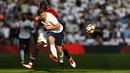 Pemain Tottenham, Jan Vertonghen membuang bola dari kejaran pemain Manchester United, Romelu Lukaku pada semifinal Piala FA di Wembley stadium, London, (21/4/2018). MU menang 2-1. (AP/Frank Augstein)