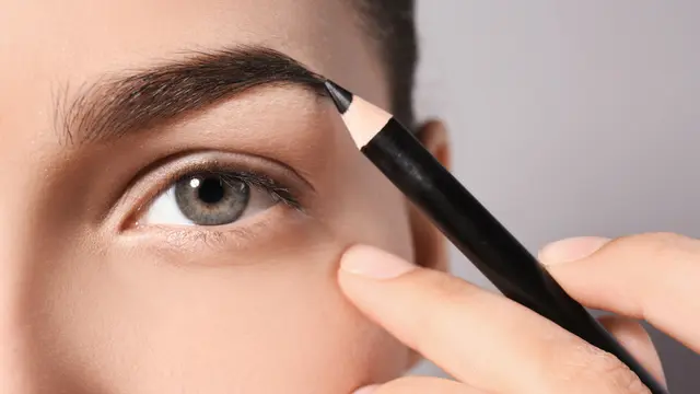 4 Kesalahan Menggambar Alis yang Bikin Wajah Terlihat Tua, Jangan Sampai Melakukannya