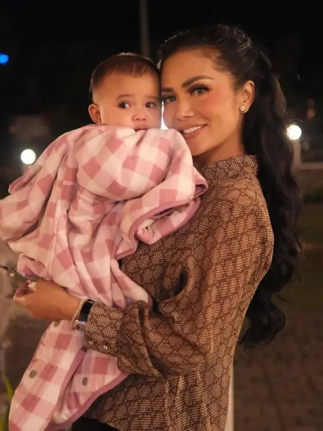 Krisdayanti momong cucu (Instagram/krisdayantilemos)