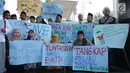 Perwakilan dari peserta PPWK Lakpesdam-PBNU melakukan aksi dukungan di Gedung KPK, Jakarta, Kamis (12/10). Dalam pernyataan sikapnya, mereka mengutuk pelaku kekerasan yang menghambat kerja-kerja KPK. (Liputan6.com/Helmi Fithriansyah)