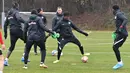Gelandang RB Salzburg Brenden Aaronson (tengah) dan timnya mengambil bagian dalam sesi latihan di Salzburg, 15 Februari 2022. RB Salzburg akan menjamu Bayern Munchen pada leg pertama babak 16 besar Liga Champions 2021/2022 di Red Bull Arena, Kamis (16/2/2022) dini hari WIB. (KERSTIN JOENSSON/AFP)