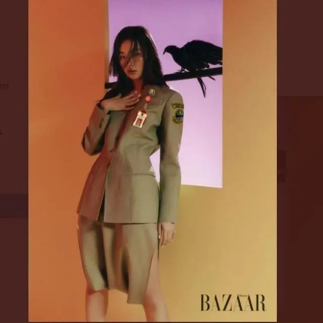 8 Editan Foto Artis Luar Negeri saat Jadi PNS Ini Curi Perhatian
