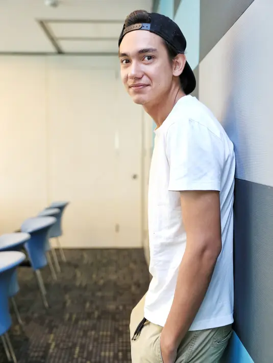 "Dia (Tio Pakusadewo) gamparnya masih tetep dikontrol, cuma memang kesannya penuh emosi," ujar Adipati saat gala Premier film Pertaruhan di Senayan City XXI, Jakarta, Jumat (3/2/2017). (Adrian Putra/Bintang.com)