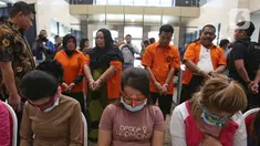Tersangka dihadirkan saat rilis pengungkapan tindak pidana perdagangan orang di Bareskrim Polri, Jakarta, Jumat (14/2/2020). Polisi berhasil mengamankan 5 orang tersangka yaitu Nunung Nurhayati, Oom Komariah, H. Saleh, Devi Okta Renaldi, Almasod Abdul Azis. (Liputan6.com/Herman Zakharia)