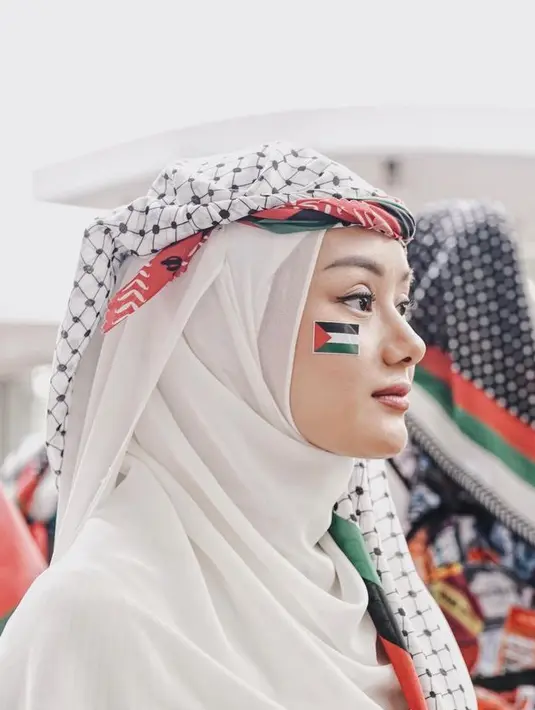 Dinda Hauw juga mengenakan sorban di atas kepala dipadukan kerudung putihnya. [@rey_mbayang]