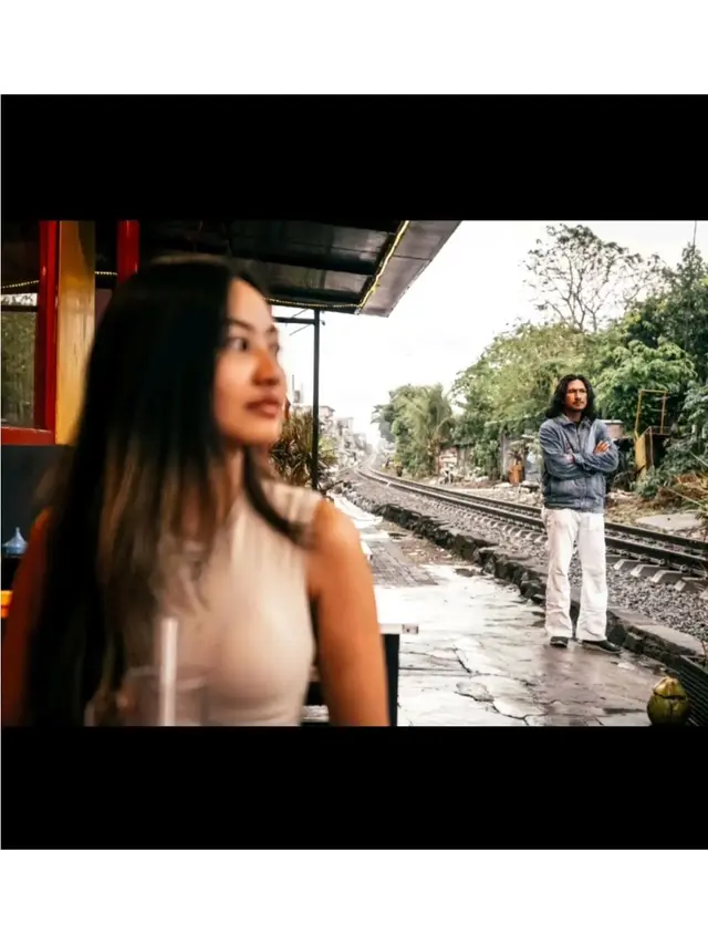 Wanita Ini Tak Sengaja Foto Bareng Pria saat Nunggu Kereta, Hasilnya Bak Prewedding