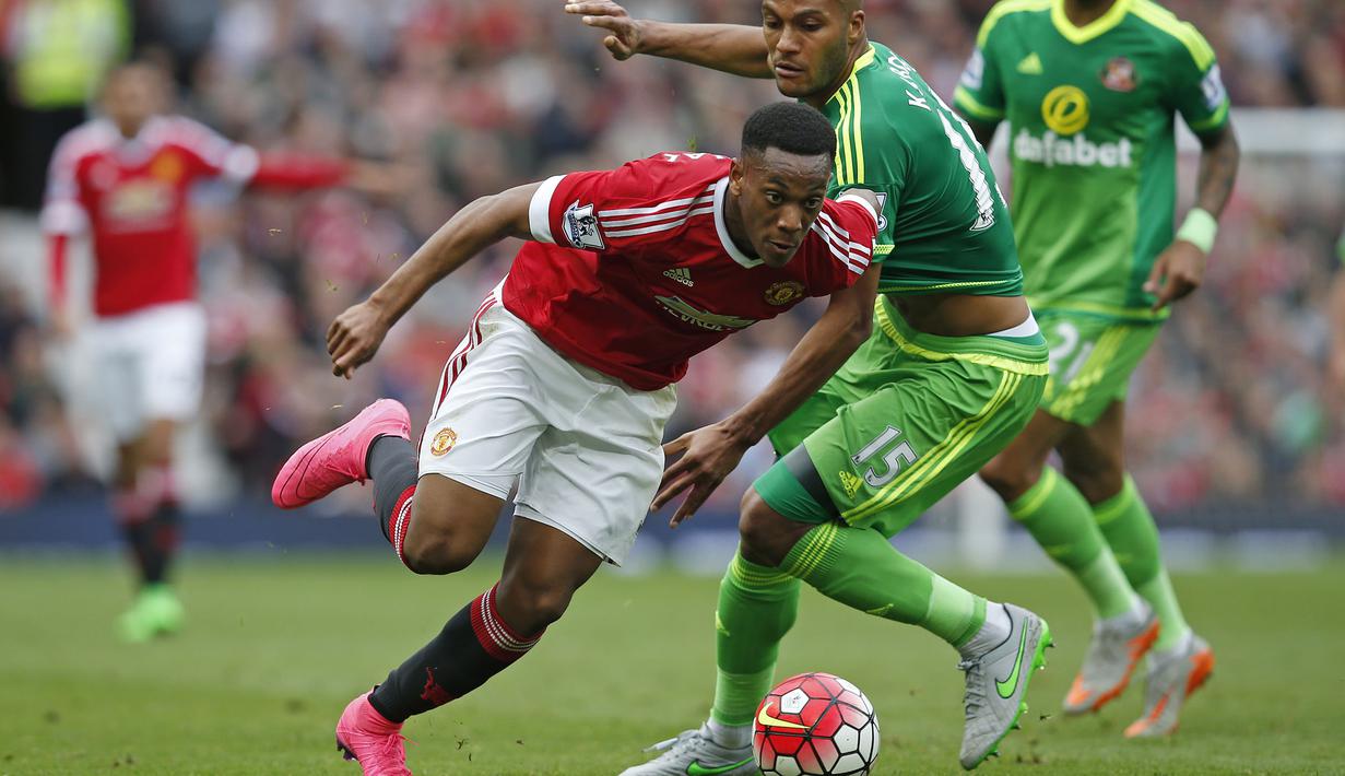 Striker Manchester United, Anthony Martial berhasil melewati hadangan pemain Sunderland, Younes Kaboul pada laga Liga Inggris di Stadion Old Trafford, Manchester, Sabtu (26/9/2015). (Reuters / Andrew Yates)
