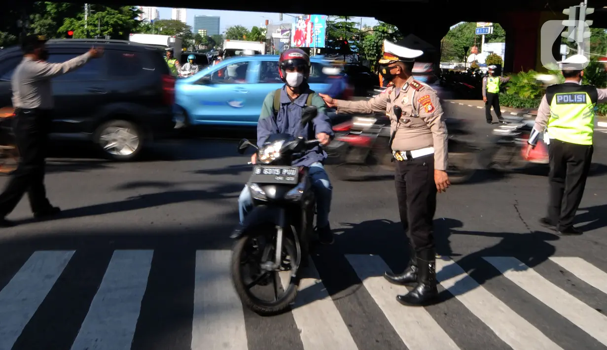 Polisi memberhentikan pengendara sepeda motor saat penyekatan masa PPKM Darurat di Perempatan Fatmawati, Jakarta, Senin (12/7/2021). Hanya dokter, paramedis, ambulans, darurat dan pengendara bermotor yang dapat menujukkan STRP yang boleh melintas. (merdeka.com/Arie Basuki)