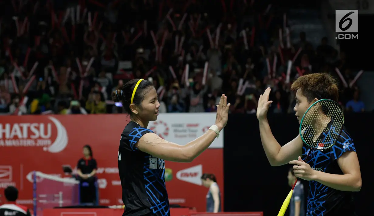 Pasangan Indonesia Greysia Polii/Apriyani Rahayu merayakan kemenangan atas wakil Bulgaria Gabriela Stoeva/Stefani Stoeva pada Indonesia Masters 2019 di Istora Senayan, Jakarta, Rabu (23/1). Indonesia menang 22-20, 21-15. (Bola.com/M Iqbal Ichsan)