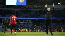 Pelatih Manchester United, Ole Gunnar Solskjaer bertepuk tangan ke arah fans usai pertandingan semifinal Piala Liga Inggris di stadion Etihad, Manchester, Rabu (29/1/2020). MU menang 1-0 atas City namun gagal ke final karena skor agregat 3-2. (AP Photo/Dave Thompson)